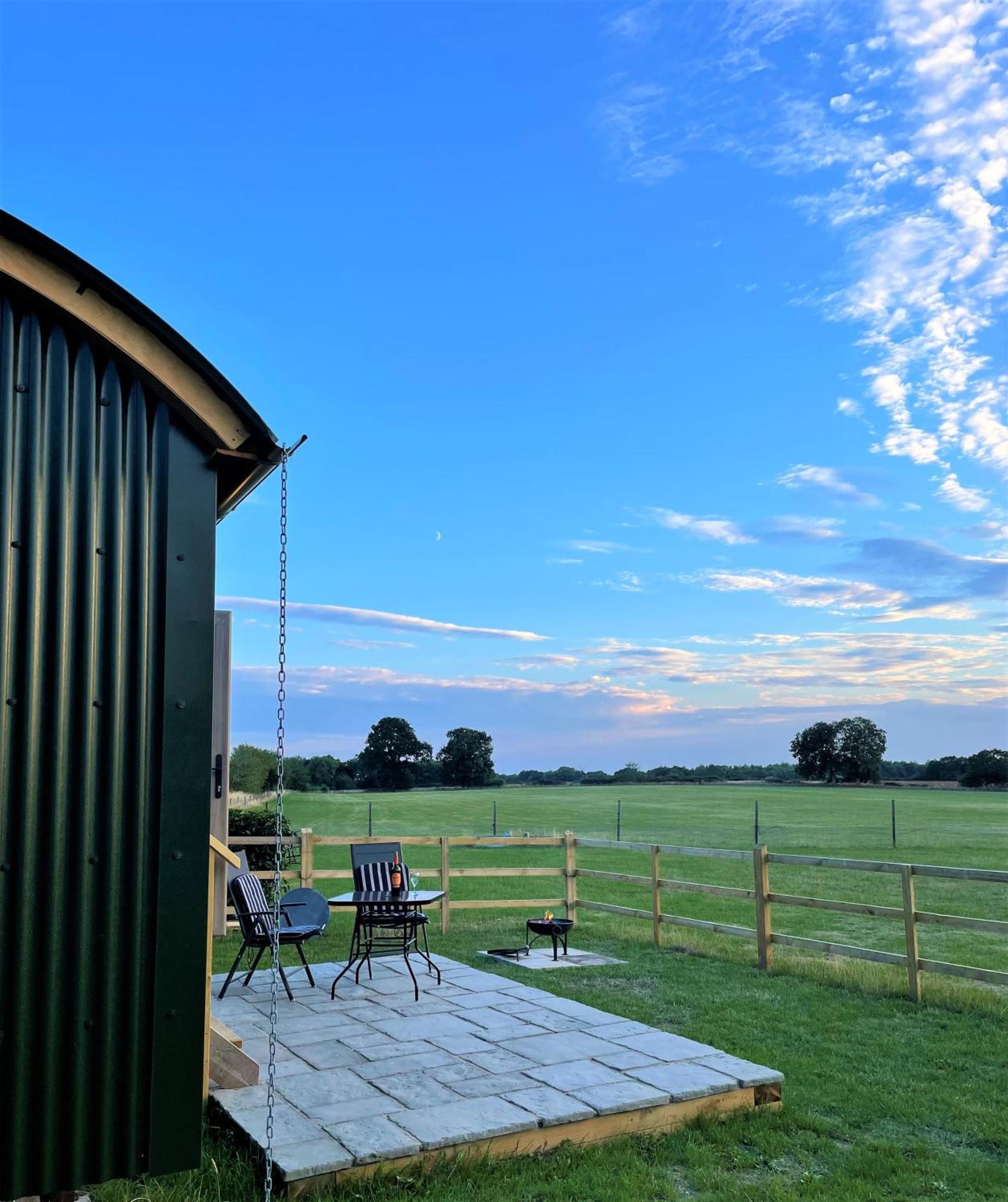 The Huddle At Big Sky Brisley Hotel Exterior foto